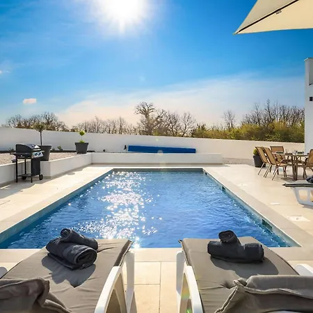 Mia With Private Heated Pool And Sauna Orbanići
